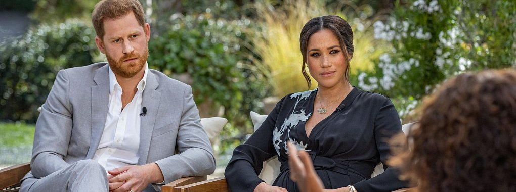 Harry und Meghan im Gespräch mit US-Moderatorin Oprah Winfrey vor drei Jahren. Damals erzählte Meghan erstmals von ihren Suizidgedanken. (Archivfoto) - © Joe Pugliese/Harpo Productions/PA Media/dpa