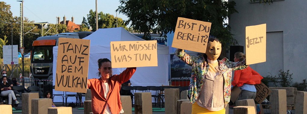 Das Theatre Fragile &uuml;berzeugt sein Publikum mit einer gef&uuml;hlvollen Inszenierung zur Klimakrise. - &copy; Joline Heller