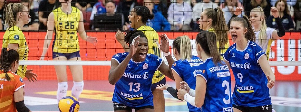 Stuttgarts Spielerinnen freuen sich &uuml;ber einen Punkt. - &copy; Christoph Schmidt/dpa