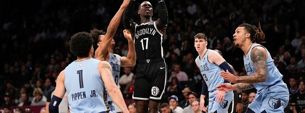 Dirigierte sein Team zum Sieg: Dennis Schröder (Mitte) von den Brooklyn Nets. - © Seth Wenig/AP/dpa