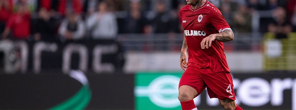 Radja Nainggolan ist derzeit bei dem belgischen Zweitligisten KSC Lokeren-Temse unter Vertrag. - © Marius Becker/dpa