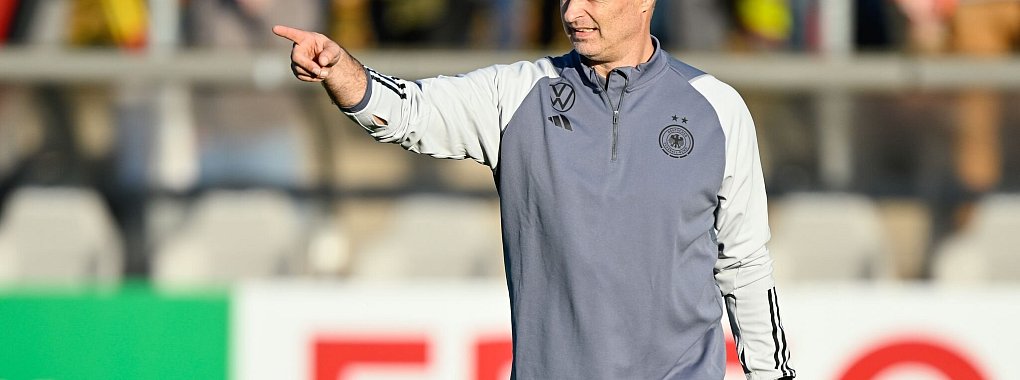 Da geht\\\'s lang: Neu-Bundestrainer Christian Wück gibt den DFB-Spielerinnen nun die Richtung vor. - © Uwe Anspach/dpa