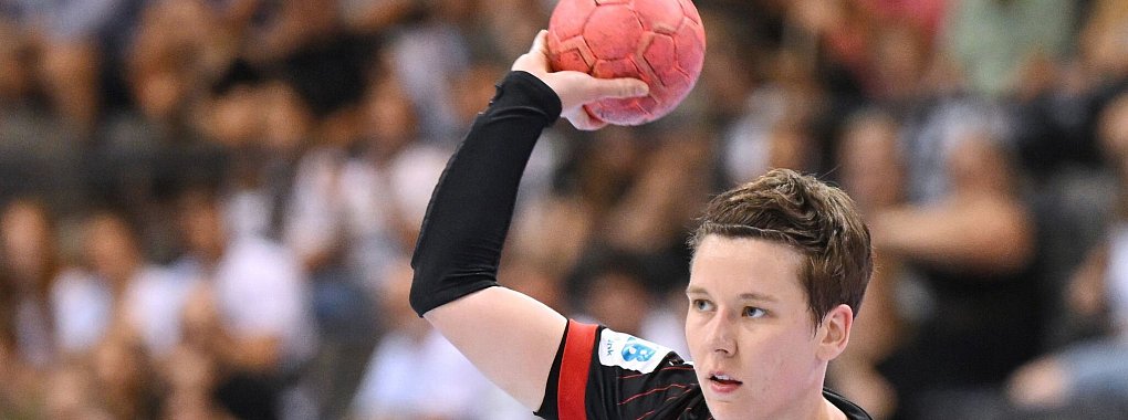 Alina Grijseels führt die deutschen Handballerinnen bei den EM-Testspielen als Co-Kapitänin aufs Feld. - © Marijan Murat/dpa