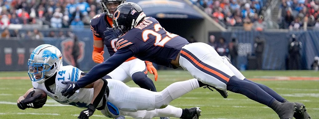 Amon-Ra St. Brown (l) fing bei den Bears den elften Touchdown der Saison. - © Nam Y. Huh/AP/dpa