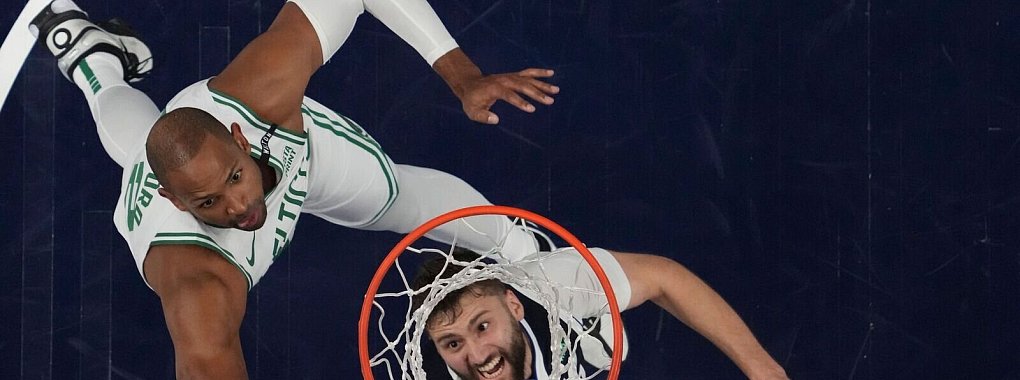 Maxi Kleber (r) hat mit dem Thema Nationalmannschaft abgeschlossen. - © Julio Cortez/AP/dpa