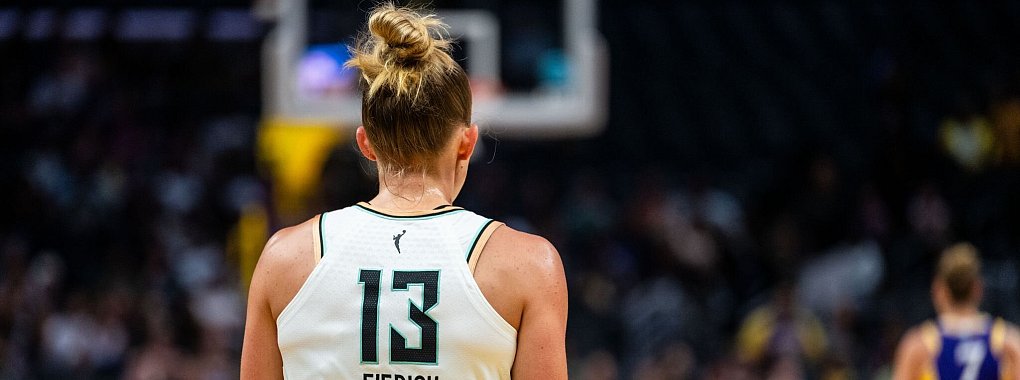 Leonie Fiebich ist in der WNBA zwar ein Rookie, spielt aber dank Erfahrung in Europa wie ein abgezockter Profi. - © Maximilian Haupt/dpa
