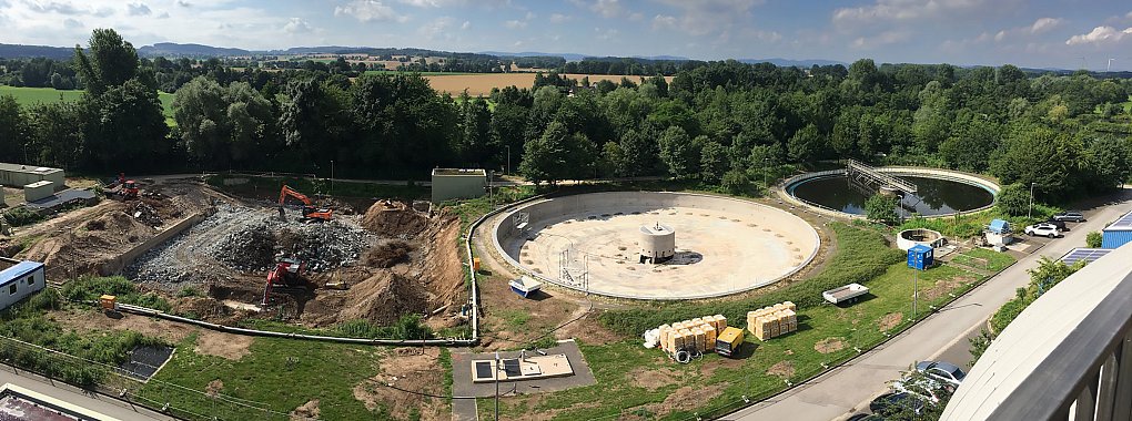 In der Grevenmarsch wird künftig Wärme aus geklärtem Abwasser gewonnen. Das Foto zeigt die Klärbecken zum Zeitpunkt des Umbaus. Ende November geht die innovative Anlage, die bundesweit Modellcharakter hat, in Betrieb. Damit wird der Fernwärme-Verbrauch für die Innenstadt CO2-neutral produziert. - © Till Brand