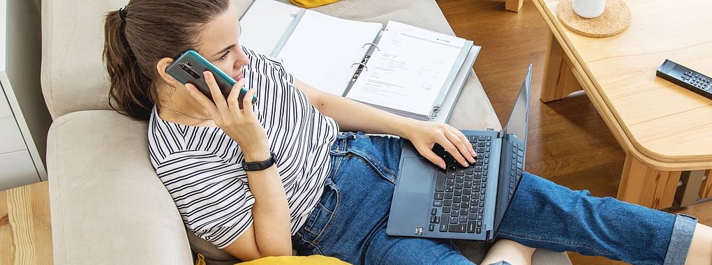 Egal, ob am Telefon, online oder persönlich: Vor einem Versicherungsabschluss sollten Verbraucherinnen und Verbraucher sich grundsätzlich beraten lassen. - © Christin Klose/dpa-tmn/dpa