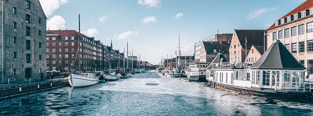 Eisiger Christianshavns Kanal: Morgens sind Menschen in Bademänteln auf dem Weg zu den Einstiegsstellen. - © Wonderful Copenhagen/dpa-tmn