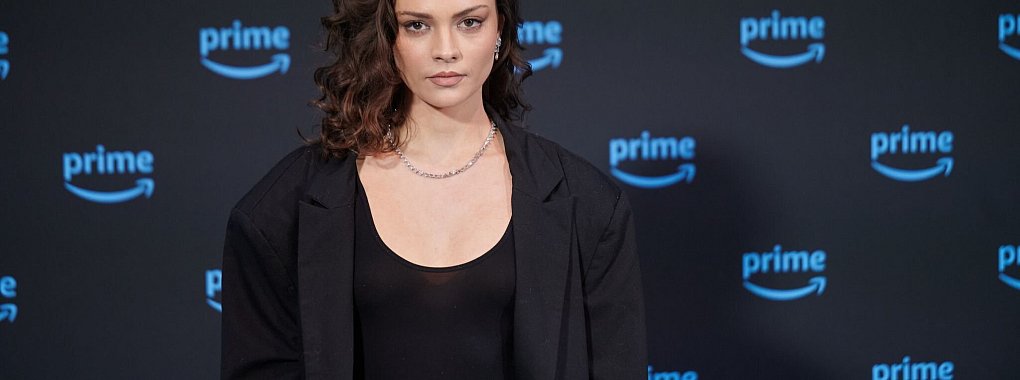 Schauspielerin Harriet Herbig-Matten spielt in der neuen Amazon-Serie &laquo;Maxton Hall&raquo; die Privatsch&uuml;lerin Ruby, die von ihrem steinreichen Mitsch&uuml;ler James bedr&auml;ngt wird. - &copy; Annette Riedl/dpa