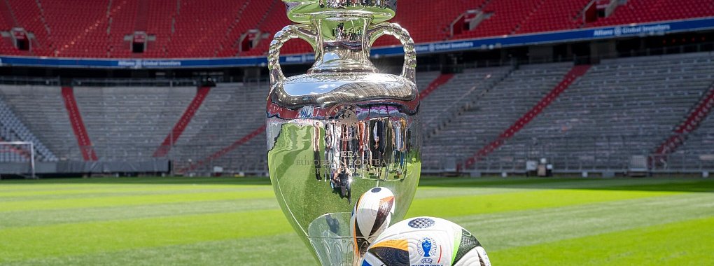 Franz Beckenbauers Witwe soll die EM-Troph&auml;e bei der Er&ouml;ffnungsfeier auf das Spielfeld bringen. - &copy; Peter Kneffel/dpa