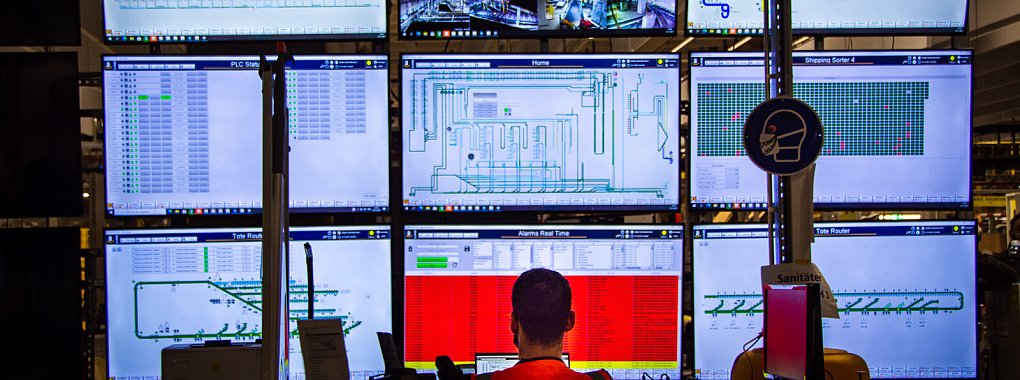 Die Kommandostation des Logistikzentrums. Hier kontrollieren Mitarbeiter sämtliche Prozesse im Gebäude und können auf Fehler schnell reagieren. - © Raphael Bartling