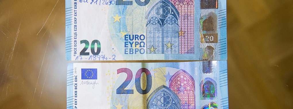 Kippen, sehen, fühlen: Wer diesen Rat beherzigt, kann auch einen gefälschten 20-Euro-Schein (oben) von einem echten unterscheiden. - © Julian Stratenschulte/dpa/dpa-tmn
