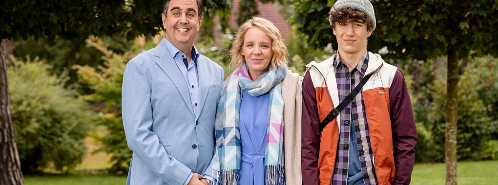 Bei den Siewers ist es sicher nie langweilig: Hajo (Bastian Pastewka, l), Vera (Katrin Wichmann) und Marvin (Arthur Gropp). - © Stephan Rabold/ZDF/dpa