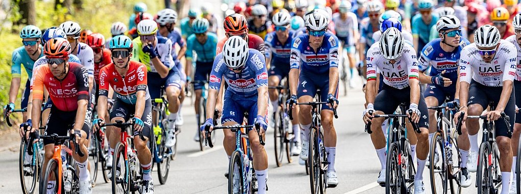 Das Fahrerfeld startet bei den Cyclassics an der Hamburger Außenalster. - © Axel Heimken/dpa