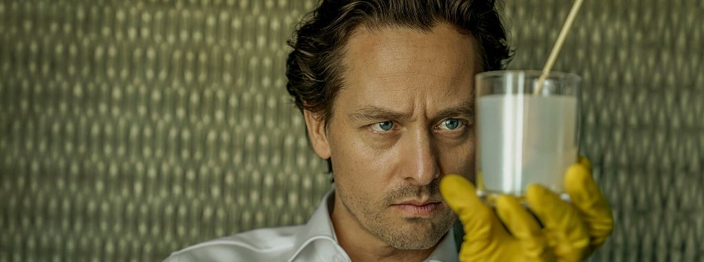 In der Netflix-Serie «Achtsam Morden» entdeckt Tom Schilling als Mafia-Anwalt das Morden für sich. - © -/Netflix/dpa