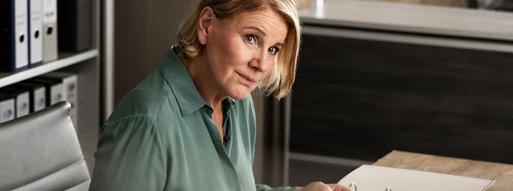 Marie Brand (Mariele Millowitsch) bekommt mit, dass Dr. Engler und Jürgen Simmel etwas im Schilde führen. - © Martin Valentin Menke/ZDF/dpa