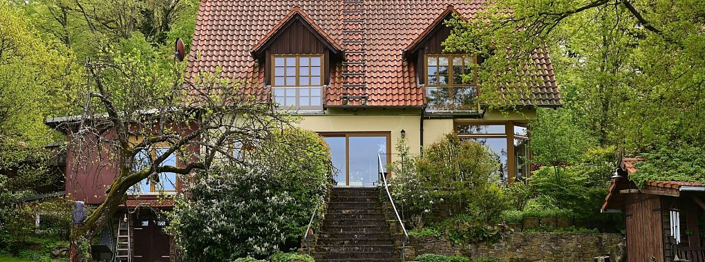 Für eine Person alleine deutlich zu groß: das Haus von Norbert Lippenmeier. - © Uwe Zucchi/dpa-tmn/dpa