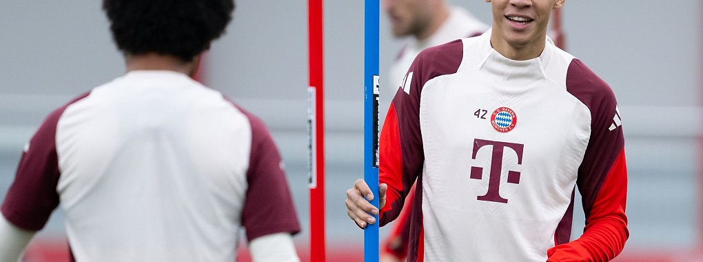 Beim Training in München dabei - und auch beim Spiel in Barcelona: Jamal Musiala (r). - © Sven Hoppe/dpa