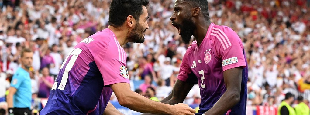 Ilkay Gündogan (l) und Antonio Rüdiger feiern den Sieg gegen die Ungarn. - © Federico Gambarini/dpa
