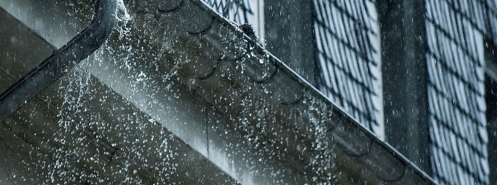 Nach den Unwettern mit starken Regenfällen und Jahrhunderthochwassern können Wohngebäude von Überschwemmungen betroffen sein. - © Silas Stein/dpa/dpa-tmn