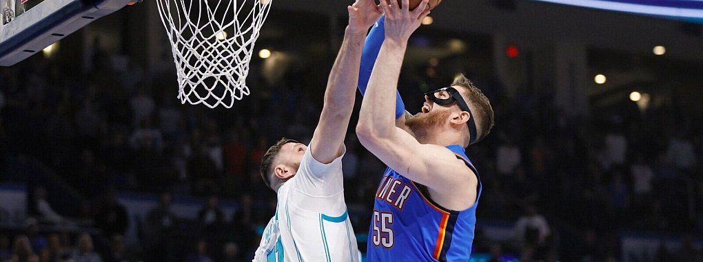 Isaiah Hartenstein (r.) holte gegen Charlotte bereits sein 26. Double-Double aus Punkten und Rebounds. - © Nate Billings/AP/dpa
