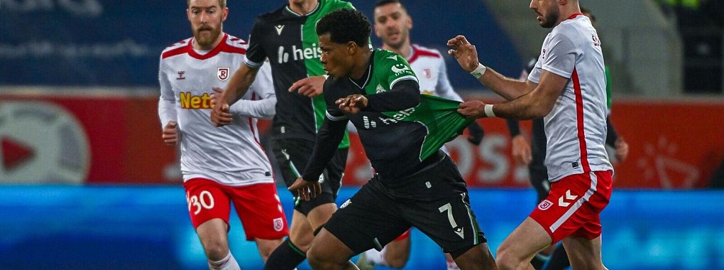 Hannovers Torschütze Jessic Ngamkam (Nr. 7) in Aktion. - © Armin Weigel/dpa