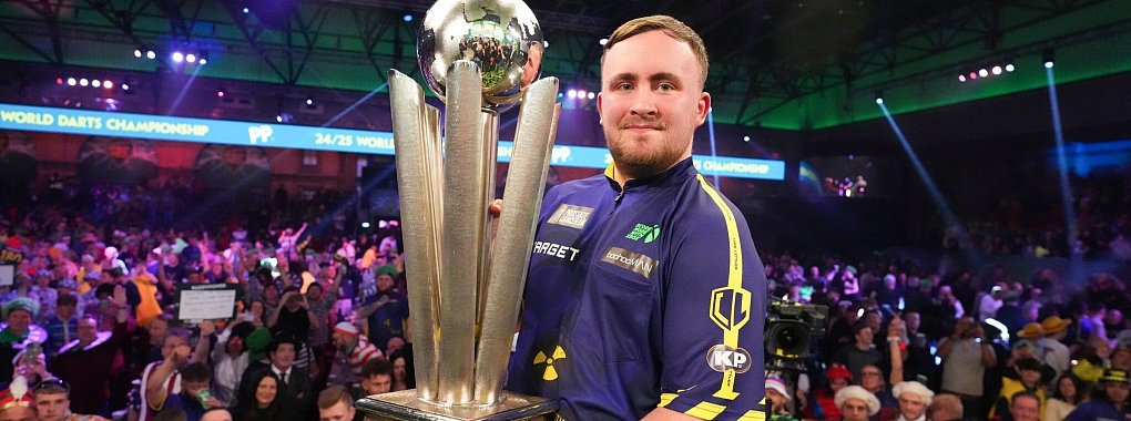 Präsentiert stolz den Pokal: Luke Littler. - © Kirsty Wigglesworth/AP/dpa