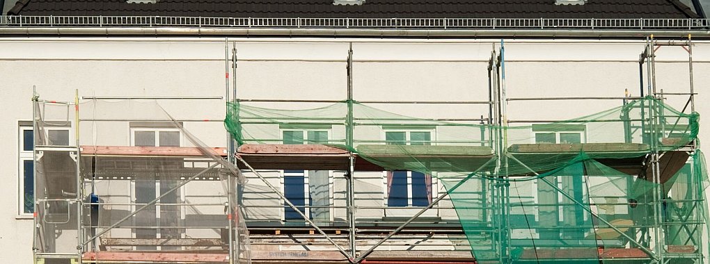 Ein Gerüst versperrt Ihnen die Sicht aus Ihrer Wohnung? Dann kann das eine Mietminderung rechtfertigen. - © Andrea Warnecke/dpa-tmn