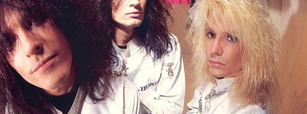 Vor 35 Jahren veröffentlichte die Hardrock-Band Mötley Crüe ihr erfolgreichstes Album: (l-r) Nikki Sixx, Tommy Lee, Vince Neil und Mick Mars (hinten). - © ---/BMG/dpa