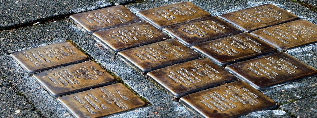 Vor dem Frenkelhaus in der Echternstraße 70 in Lemgo wird mit 14 Steinen der Opfer gedacht, die dort einst lebten, darunter zahlreiche Mitglieder der Familie Frenkel. - © Yvonne Glandien