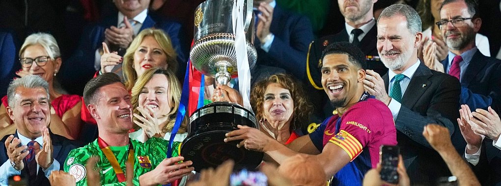Der lange verletzte Marc-Andre ter Stegen (l) nahm gemeinsam mit Ersatzkapitän Ronald Araujo den Pokal entgegen. - © Jose Breton/AP/dpa