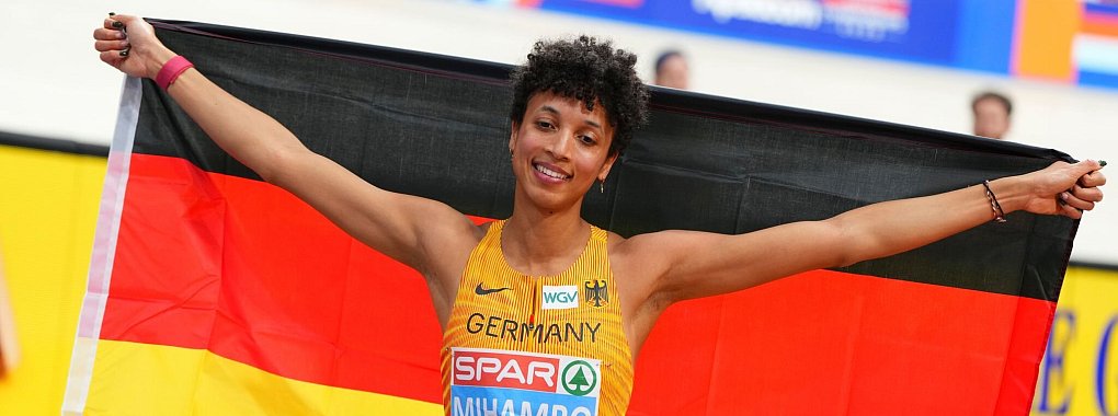 Malaika Mihambo freute sich über EM-Bronze im letzten Versuch. - © Peter Dejong/AP/dpa