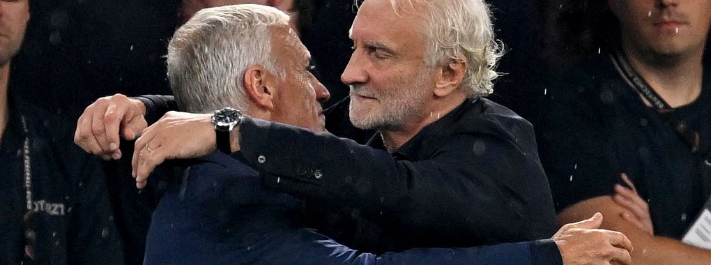 Frankreichs Trainer Didier Deschamps (l) umarmt DFB-Sportdirktor Rudi Völler. - © David Inderlied/dpa