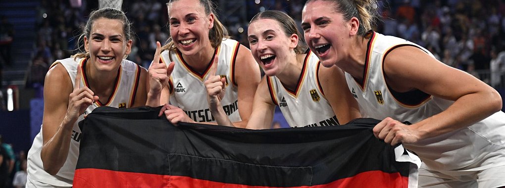 In Paris siegten sie knapp, in Baden-Baden mit großem Vorsprung: Die 3x3-Basketballerinnen Sonja Greinacher, Svenja Brunckhorst, Elisa Mevius und Marie Reichert (von links). - © Sina Schuldt/dpa