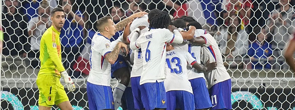 Kolo Muani (verdeckt) erzielte die Führung für Frankreich. - © Laurent Cipriani/AP/dpa
