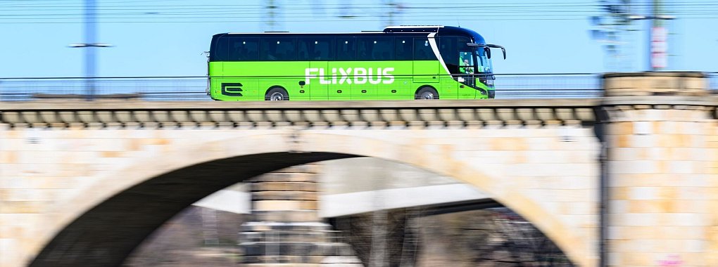 Ab Ostern stockt Flixbus sein Angebot auch auf den internationalen Linien auf. - © Robert Michael/dpa/dpa-tmn
