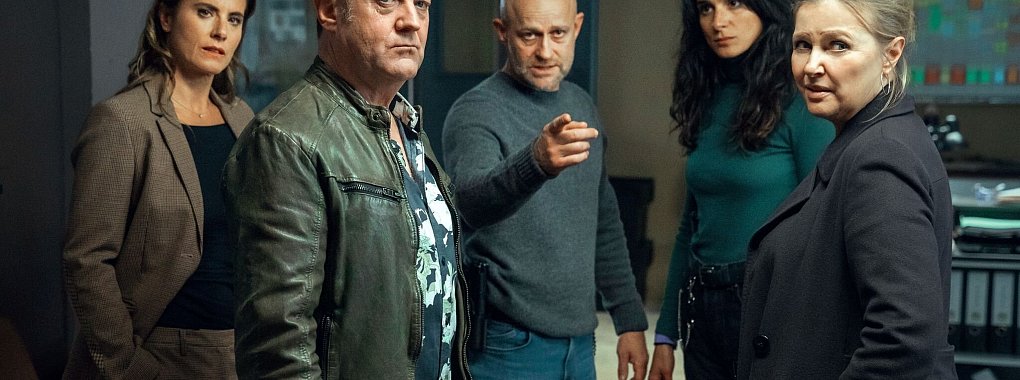 Szene aus «Dunkelfeld», dem Freitagskrimi-Crossover von «Jenseits der Spree» und «Die Chefin». Von links nach rechts die Schauspielerinnen und Schauspieler Elisabeth Baulitz, Jürgen Tonkel, Jürgen Vogel, Aybi Era und Katharina Böhm. (Foto: ZDF) - © Oliver Feist/ZDF/dpa