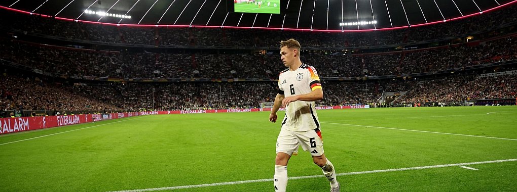 Joshua Kimmich trägt die Kapitänsbinde mit der Erfahrung von 95 Länderspielen. - © Christian Charisius/dpa