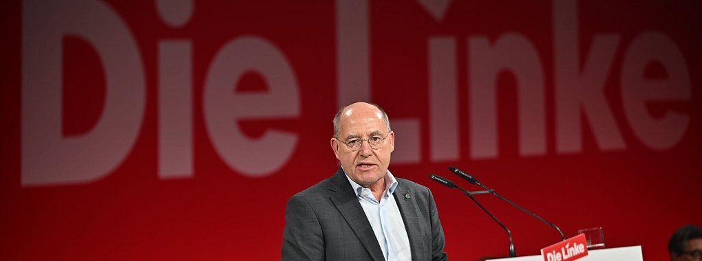 Linken-Politiker Gregor Gysi verfolgt sowohl den 1. FC Union Berlin als auch den FC St. Pauli. - © Sebastian Christoph Gollnow/dpa