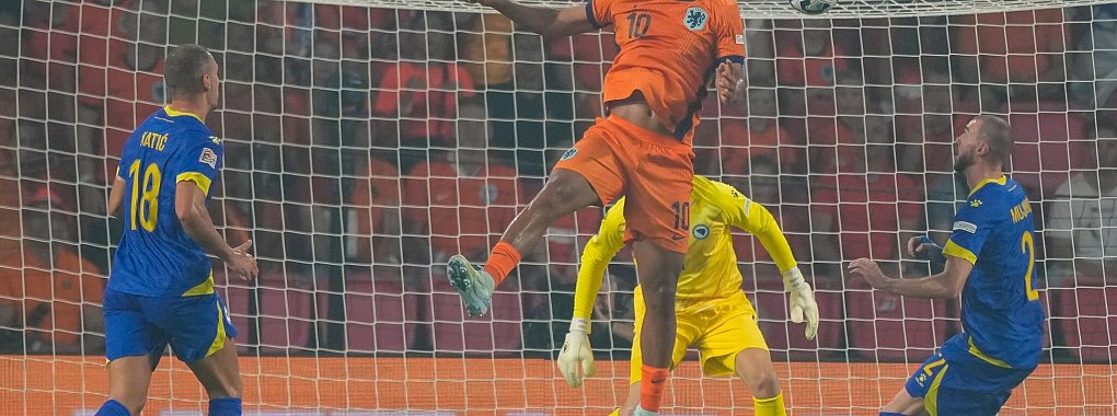 Joshua Zirkzee führt die Niederlande zum Sieg in der Nations League gegen Bosnien-Herzegowina. - © Peter Dejong/AP/dpa
