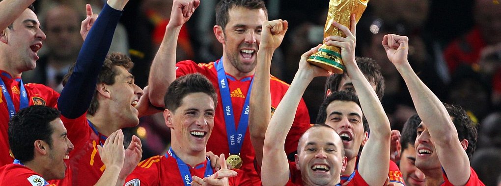 Nur eine von vielen Trophäen für Andrés Iniesta: Der WM-Pokal 2010 - © picture alliance / dpa