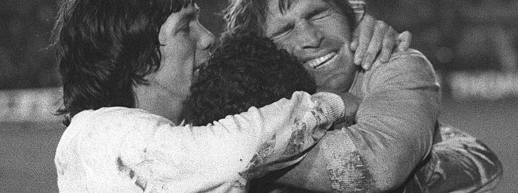 Hugo Gatti (r) feiert 1977 den Sieg im Elfmeterschießen in der Copa Libertadores. - © Eduardo Di Baia/AP/dpa