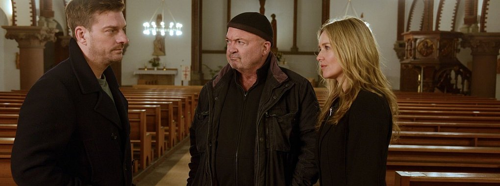 Sebastian (Matthi Faust, l-r) informiert die Ermittler Otto (Florian Martens) und Linett (Stefanie Stappenbeck) &uuml;ber den Fall. - &copy; Katrin Knoke/ZDF/dpa