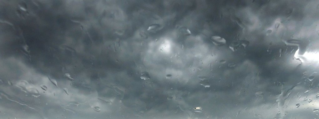 St&uuml;rmische Zeiten: Bei starkem Wind und Regen sollten Autofahrer ihr Tempo drosseln. - &copy; Martin Gerten/dpa