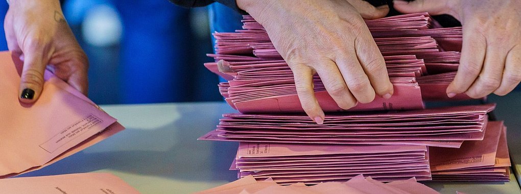 Wer als Wahlhelfer im Einsatz war, muss das Erfrischungsgeld üblicherweise nicht versteuern. - © Andreas Arnold/dpa/dpa-tmn