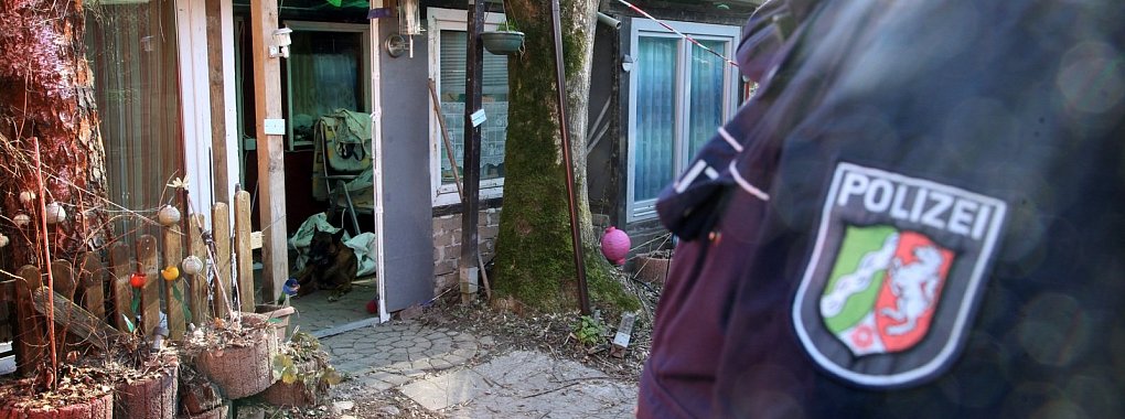 Ermittler durchsuchen im M&auml;rz 2019 die Parzelle von Andreas V. Der Tatort ist schon l&auml;nst Geschichte, die Baracke l&auml;ngst abgerissen. Die Opfer warten immer noch auf Entsch&auml;digungen. - &copy; Archivfoto: Bernhard Preuss