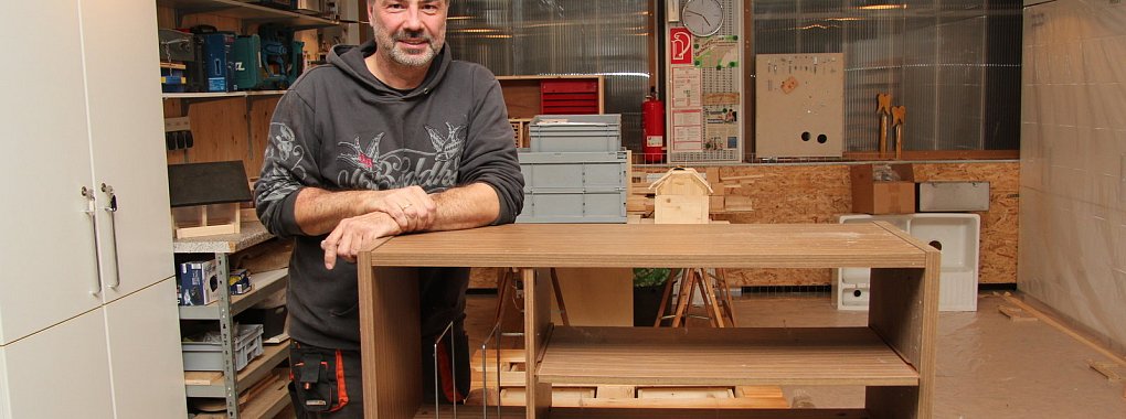 Roger Schneidewind zeigt den Phono-Schrank im Originalzustand. - © Jana Beckmann