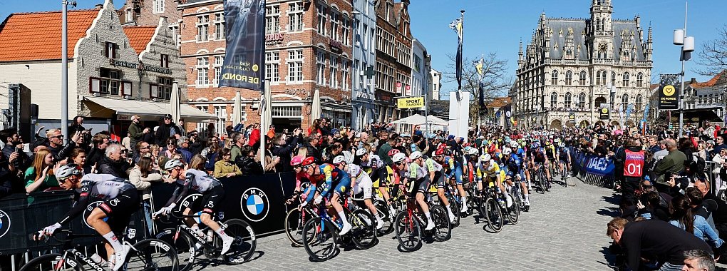 Rad-Profis bei der Flandern-Rundfahrt. - © Geert Vanden Wijngaert/AP/dpa