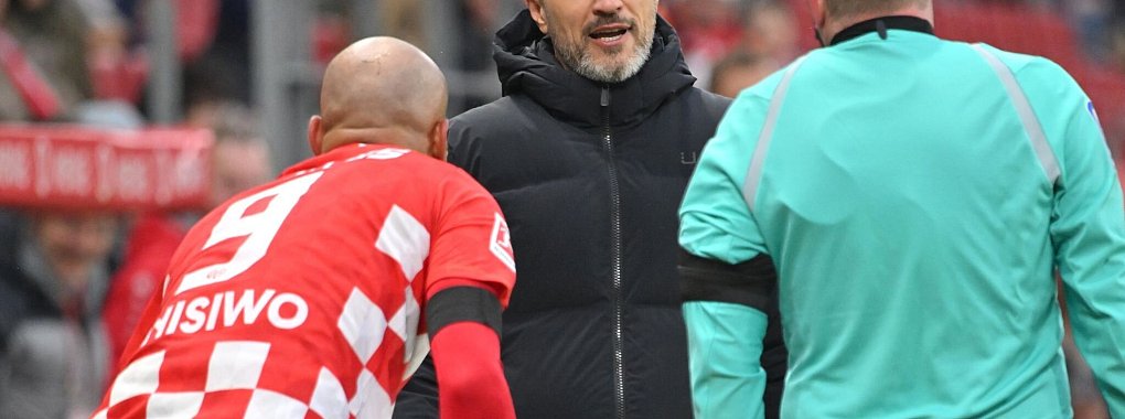 Wolfsburg-Trainer Niko Kovac (M) und sein Team kamen in Mainz nicht &uuml;ber ein 1:1 hinaus. - &copy; Torsten Silz/dpa